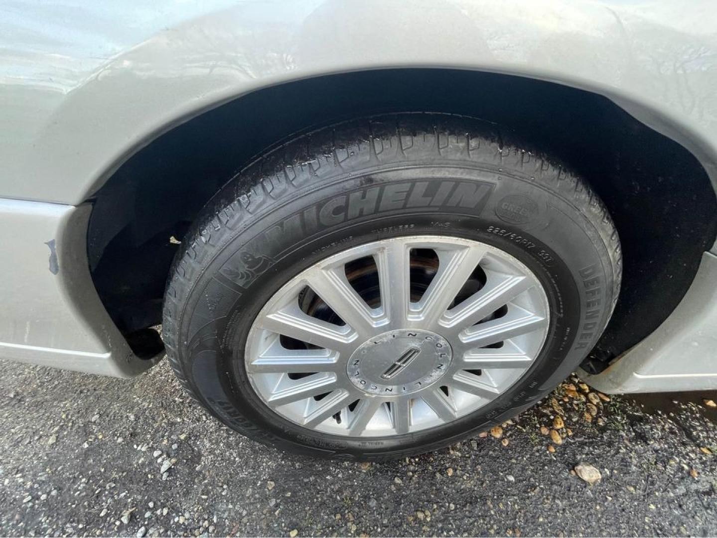 2004 Silver /Black Lincoln Town Car Ultimate (1LNHM83W84Y) with an 4.6 V8 engine, Automatic transmission, located at 5700 Curlew Drive, Norfolk, VA, 23502, (757) 455-6330, 36.841885, -76.209412 - Photo#16